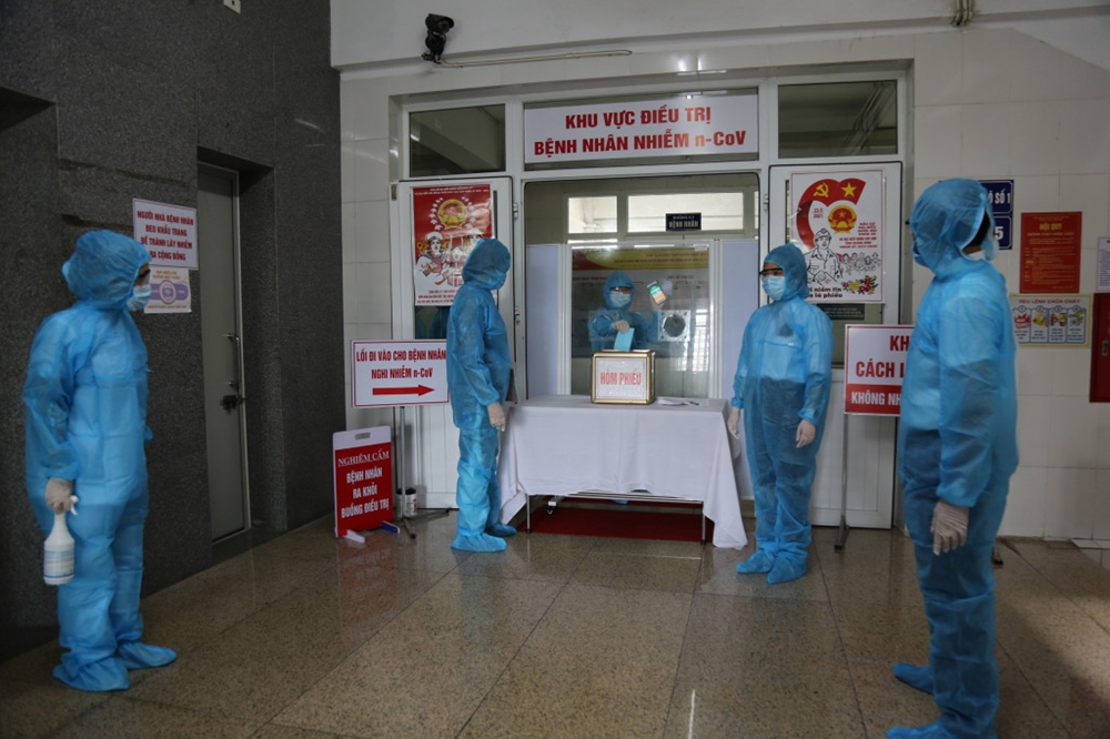 Cử tri ở khu cách ly ở Bệnh viện Đa khoa tỉnh Quảng Ninh tham gia bỏ phiếu.